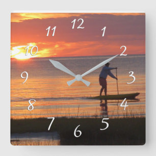 Mann auf Wasserverband am Sonnenuntergang auf Cape Quadratische Wanduhr