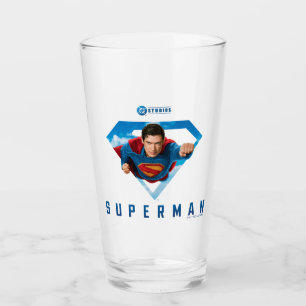 Mann aus Stahl im Flug Glas