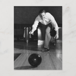 Mann beim Bowling Postkarte