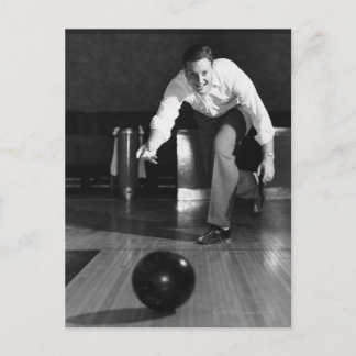 Mann beim Bowling Postkarte
