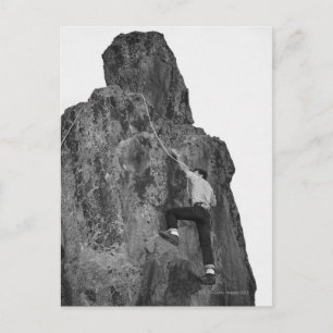 Mann beim Klettersteigen Postkarte