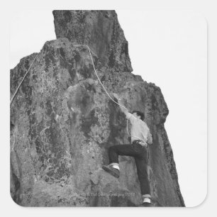 Mann beim Klettersteigen Quadratischer Aufkleber