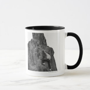 Mann beim Klettersteigen Tasse
