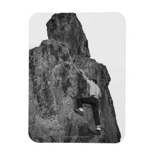 Mann beim Klettersteiggehen Magnet
