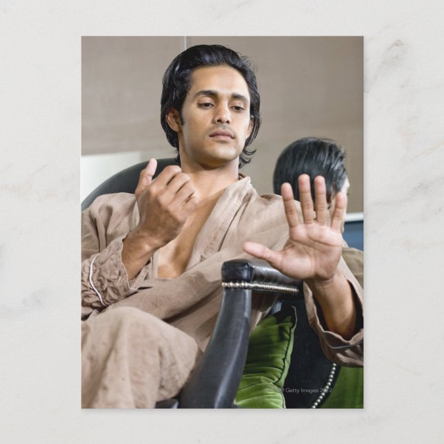 Mann bewundert seine Maniküre Postkarte (Vorderseite)
