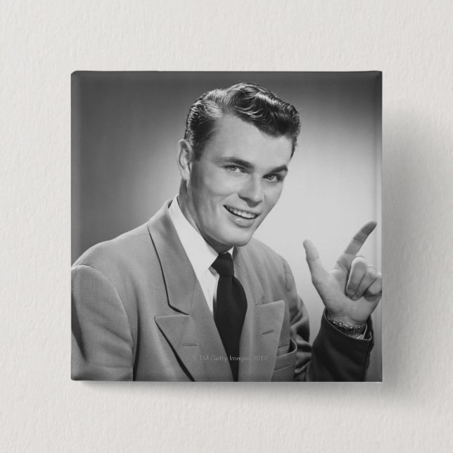 Mann, der 2 zeigt button (Vorderseite)