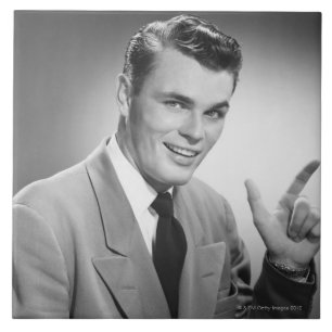 Mann, der 2 zeigt fliese