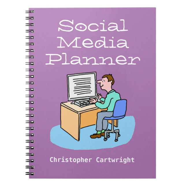 Mann, der an Social Media an einem Computer arbeit Notizblock (Vorderseite)