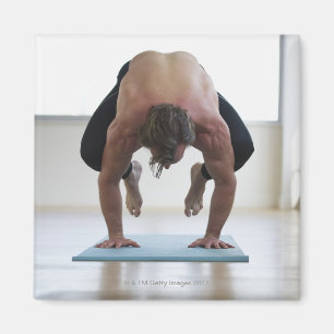 Mann, der an Yogamat arbeitet Magnet