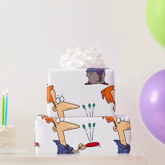 Mann, der auf einem Boot Kugeln knallt Geschenkpapier (Von Creator hochgeladen)