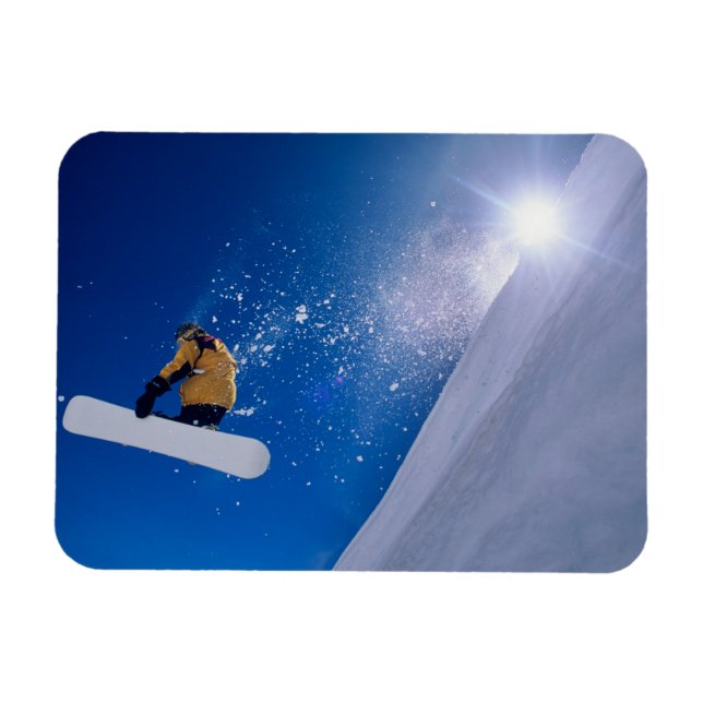 Mann, der auf einem Snowboard durch die Luft flieg Magnet (Horizontal)