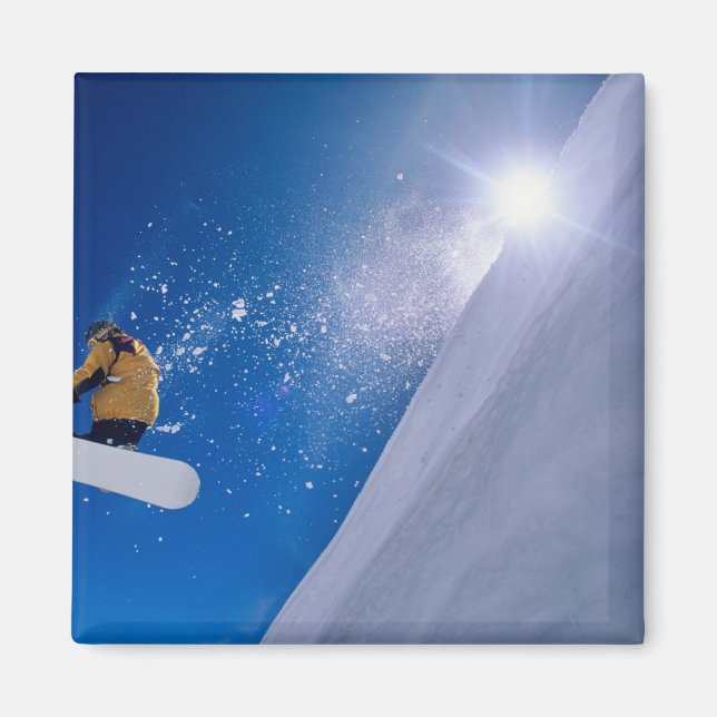 Mann, der auf einem Snowboard durch die Luft flieg Magnet (Vorne)