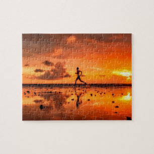 Mann, der auf Strand am Sonnenuntergang läuft Puzzle