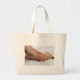 Mann, der Bein-Massage hat Jumbo Stoffbeutel