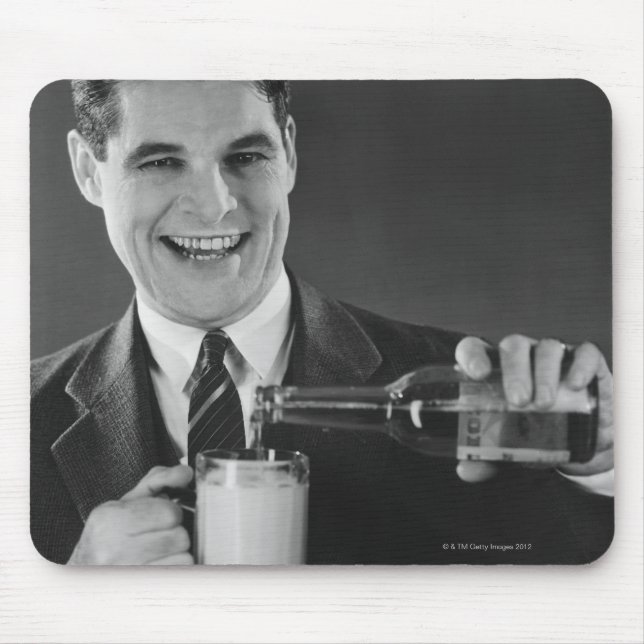Mann, der Bier aus der Flasche in den Krug gießt ( Mousepad (Vorne)