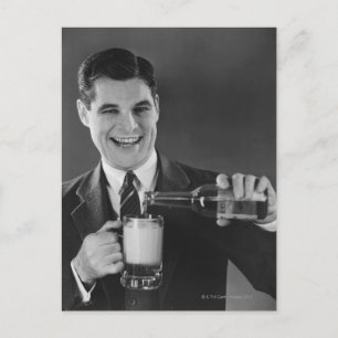 Mann, der Bier aus der Flasche in den Krug gießt ( Postkarte