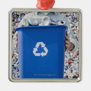 Mann, der blauen Behälter hält Ornament Aus Metall