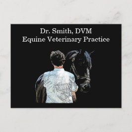 Mann, der die schwarze Postkarte des Pferdes hält