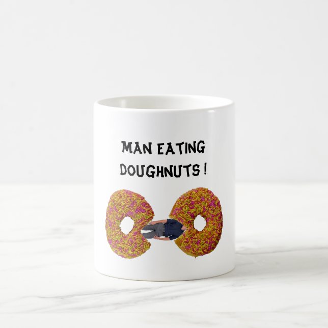 Mann, der Donuts isst  Kaffeetasse (Mittel)
