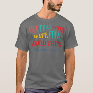 Mann, der eine Ehefrau findet, die er findet, eine T-Shirt