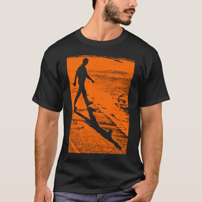 Mann, der eine Straße überquert - in Orange T-Shirt (Vorderseite)