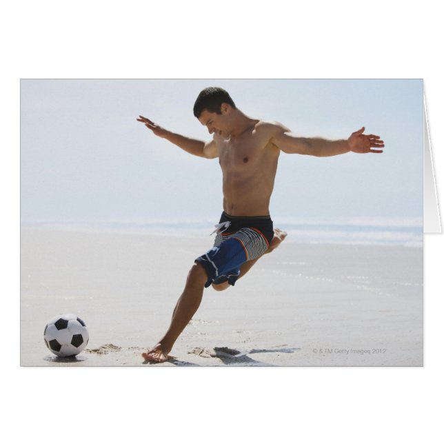 Mann, der Fußball am Strand tritt (Vorderseite (Horizontal))