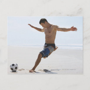 Mann, der Fußball am Strand tritt Postkarte