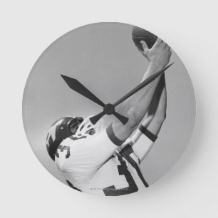 Mann, der Fußball spielt Runde Wanduhr