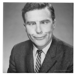 Mann, der Gesicht macht Fliese