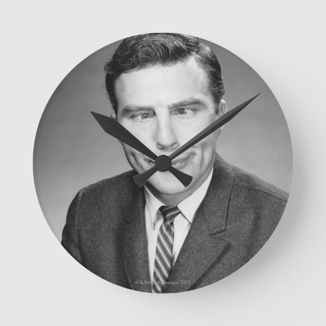 Mann, der Gesicht macht Runde Wanduhr (Vorderseite)