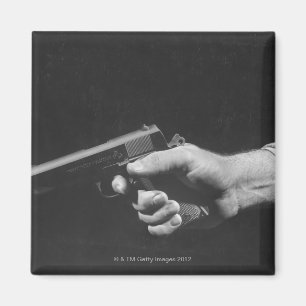 Mann, der Gewehr hält Magnet