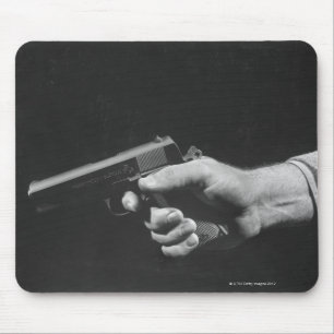 Mann, der Gewehr hält Mousepad