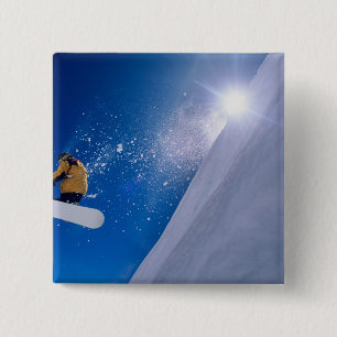 Mann, der mit einem Snowboard durch die Luft flieg Button