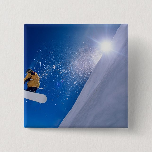 Mann, der mit einem Snowboard durch die Luft flieg Button (Vorderseite)