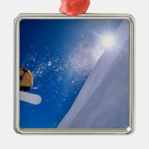 Mann, der mit einem Snowboard durch die Luft flieg Ornament Aus Metall