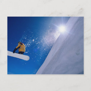 Mann, der mit einem Snowboard durch die Luft flieg Postkarte