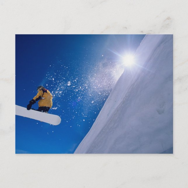 Mann, der mit einem Snowboard durch die Luft flieg Postkarte (Vorderseite)