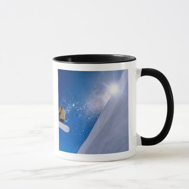 Mann, der mit einem Snowboard durch die Luft flieg Tasse (Rechts)