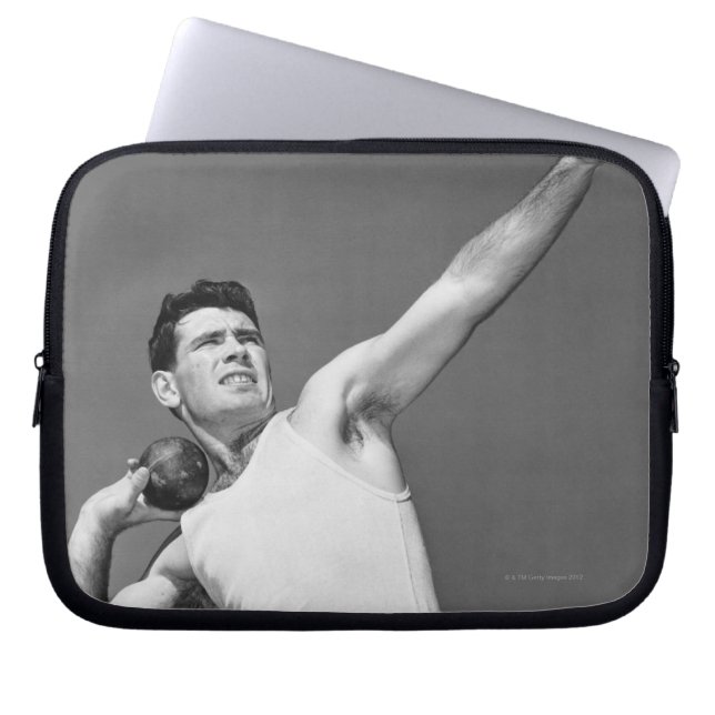 Mann, der Shotput wirft Laptopschutzhülle (Vorderseite)