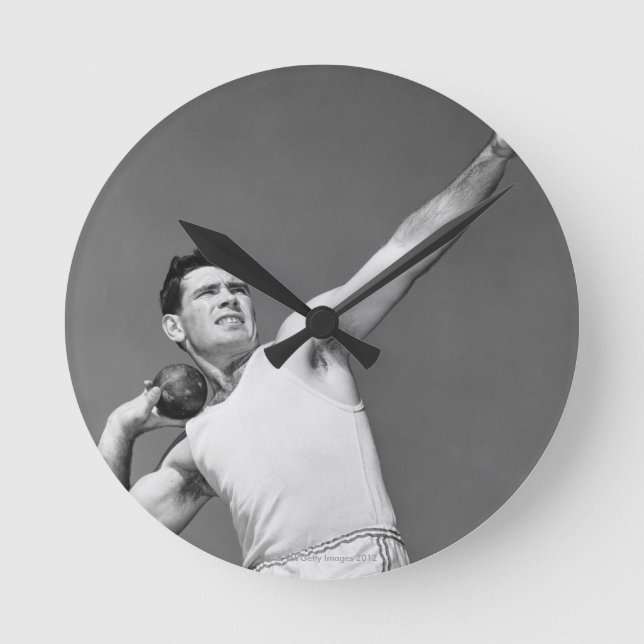 Mann, der Shotput wirft Runde Wanduhr (Vorderseite)