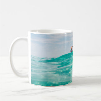 Mann, der surft kaffeetasse