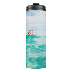 Mann, der surft thermosbecher