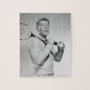 Mann, der Tennis-Schläger hält Puzzle