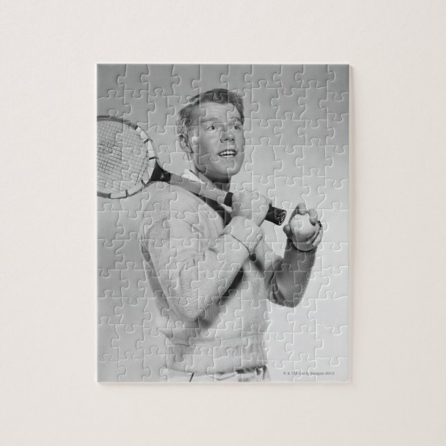 Mann, der Tennis-Schläger hält Puzzle (Vertikal)