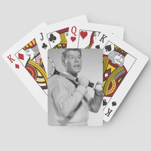 Mann, der Tennis-Schläger hält Spielkarten (Rückseite)