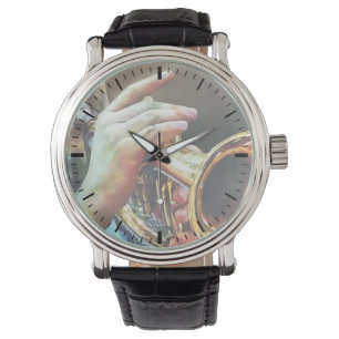 Mann, der Trompete spielt Armbanduhr