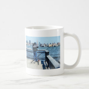 Mann, der von Hoboken Pier fliegt Tasse
