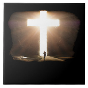 Mann, der zu glühendem Christlichen Kreuz Jesu f Fliese