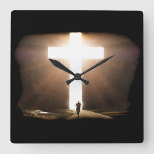 Mann, der zu glühendem Christlichen Kreuz Jesu f Quadratische Wanduhr