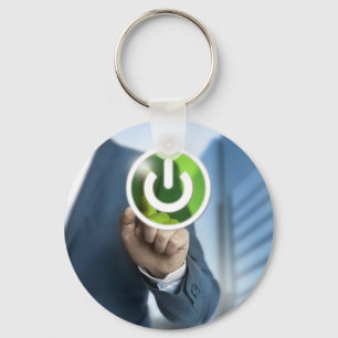 Mann drückt den Hintergrund des Power-Button-Konze Schlüsselanhänger